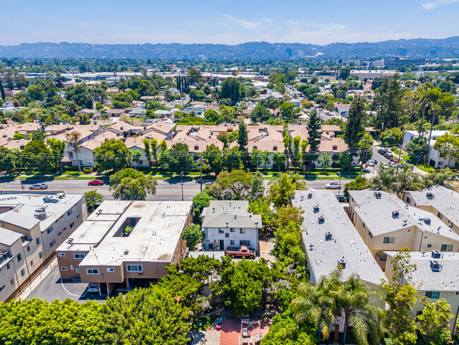 15047 Victory Blvd in Van Nuys, CA - Building Photo - Building Photo