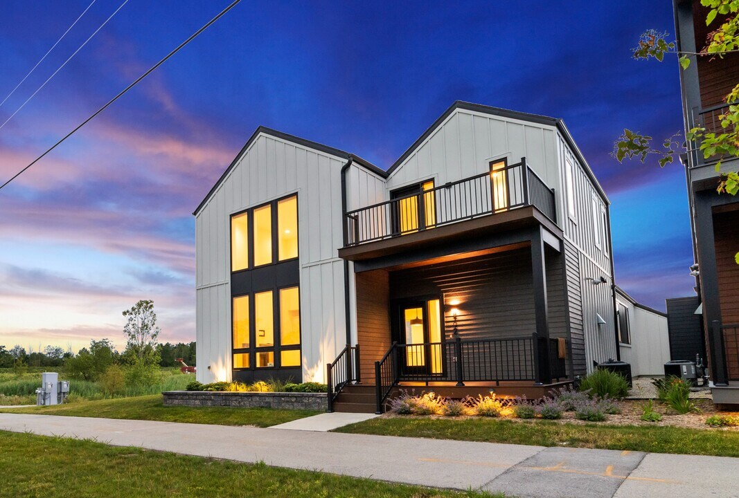 4192 E Lake Vista Blvd in Oak Creek, WI - Building Photo