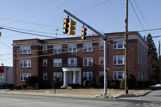 501 Reservoir Ave in Cranston, RI - Foto de edificio - Building Photo