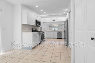 4561 Hidden View Pl in Sarasota, FL - Building Photo - Building Photo