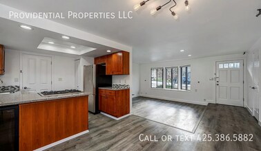 10932 NE 60th St in Kirkland, WA - Building Photo - Building Photo