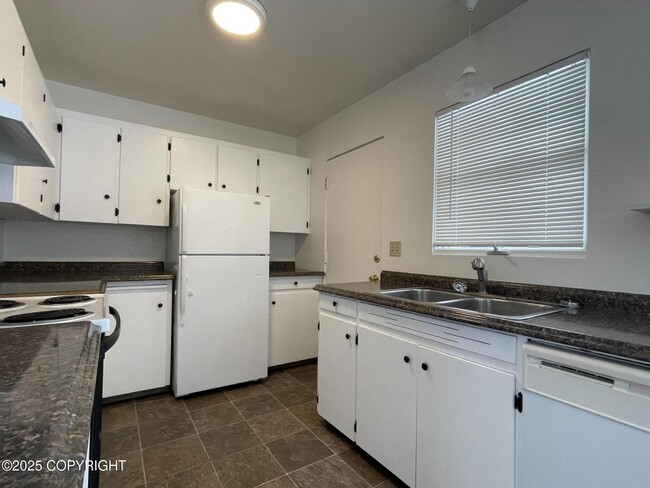 1510 Summit View St in Anchorage, AK - Building Photo - Building Photo