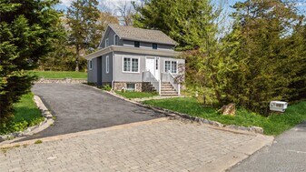 143 N Rocky Point Landing Rd in Rocky Point, NY - Building Photo