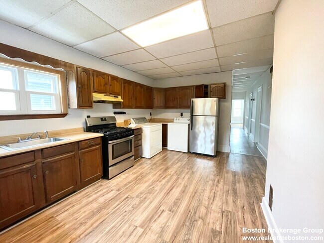 26-28 Harbor View St, Unit 3 in Boston, MA - Building Photo - Building Photo