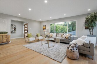 1560 Alturas Dr in Burlingame, CA - Building Photo - Building Photo