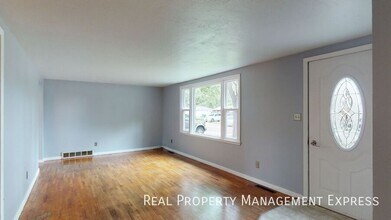 Cozy 3 Bedroom 1 Bathroom in Western Sioux in Sioux Falls, SD - Building Photo - Building Photo