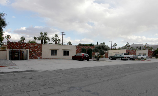 142 S Saturmino Dr in Palm Springs, CA - Building Photo - Building Photo