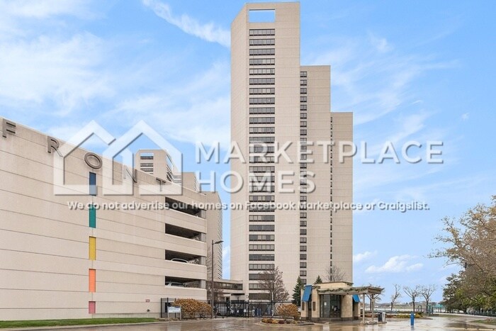 300 Riverfront Dr in Detroit, MI - Building Photo