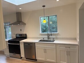 8033 Winthrope St in Oakland, CA - Building Photo - Building Photo