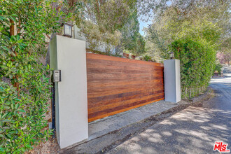 3783 Fredonia Dr in Los Angeles, CA - Building Photo - Building Photo