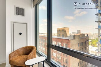 1035 W Van Buren St in Chicago, IL - Building Photo - Building Photo