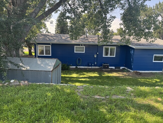 1038 Lincoln St in Dickinson, ND - Foto de edificio - Building Photo