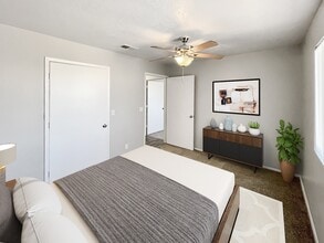 Las Kivas Apartments in Albuquerque, NM - Foto de edificio - Building Photo