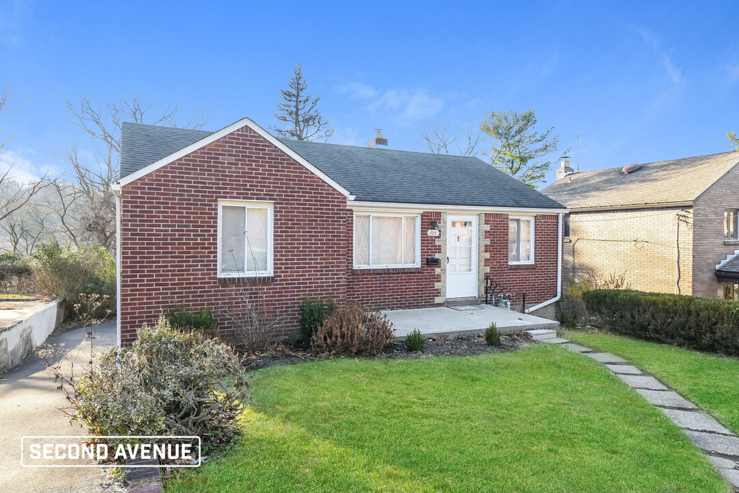 220 Briarwood Dr in Pittsburgh, PA - Building Photo