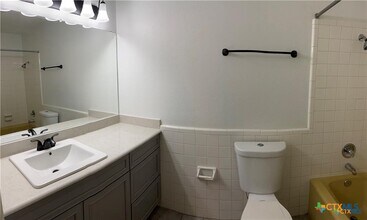 1250 E Common St in New Braunfels, TX - Building Photo - Building Photo