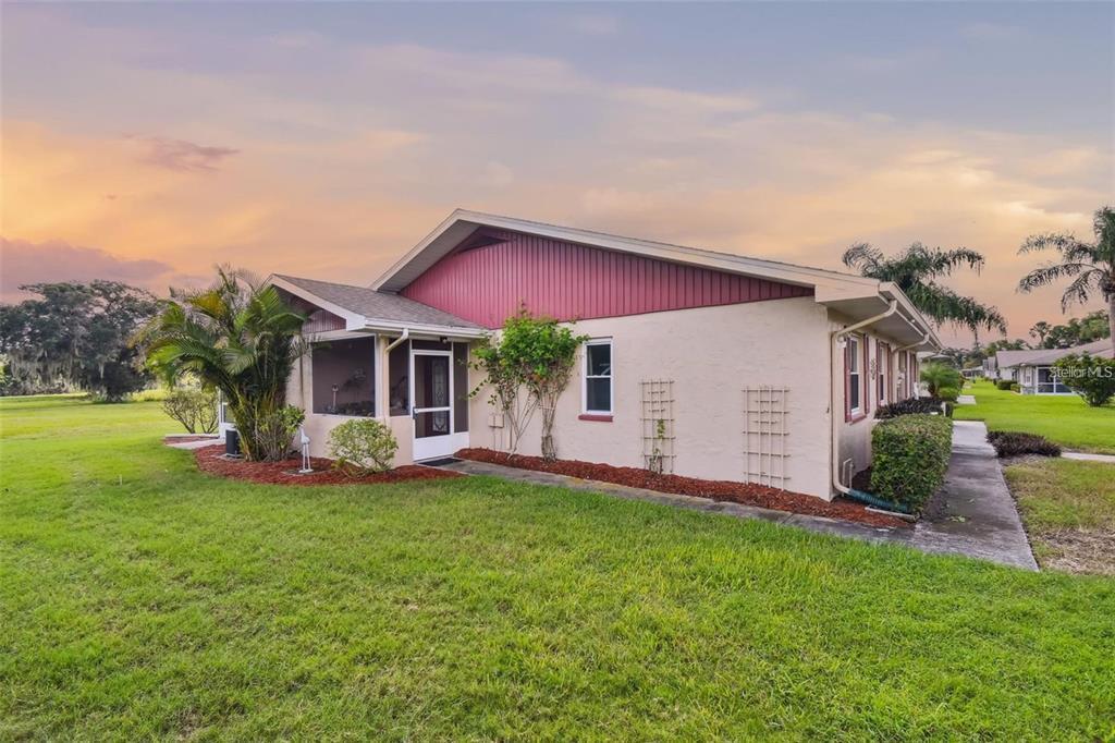 1907 Canterbury Ln in Sun City Center, FL - Building Photo
