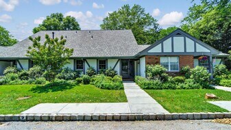 10 Leland Ln in Southampton, NY - Building Photo