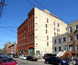 Thomas J. Stewart Apartments in Jersey City, NJ - Foto de edificio - Building Photo