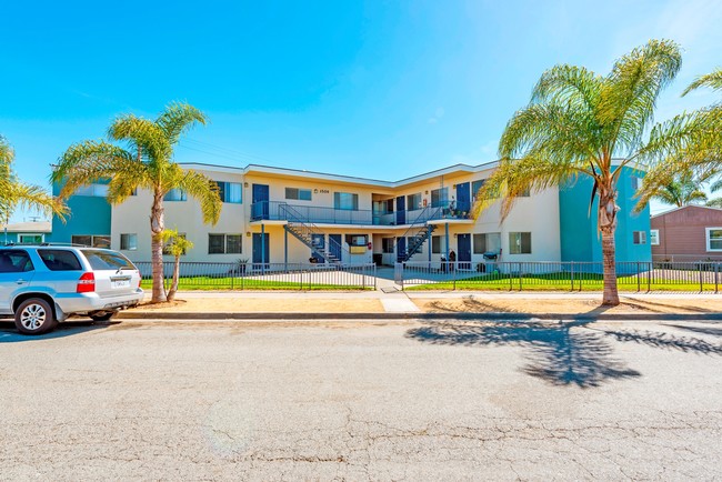 1509 Laurel St in Oceanside, CA - Foto de edificio - Building Photo