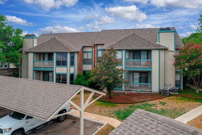 Covington Oaks in San Antonio, TX - Foto de edificio - Building Photo