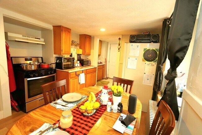 8 Adams St in Stoughton, MA - Building Photo - Building Photo