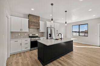 551 S Teton Ave, Unit House in Sugar City, ID - Building Photo - Building Photo