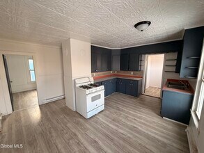 54 Arch St-Unit -Up in Amsterdam, NY - Building Photo - Building Photo