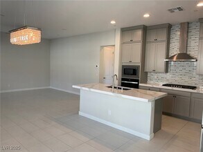 819 Silverton Spgs St in Henderson, NV - Building Photo - Building Photo