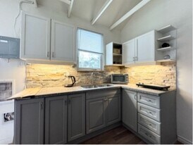 105 Uno Dr in Toronto, ON - Building Photo