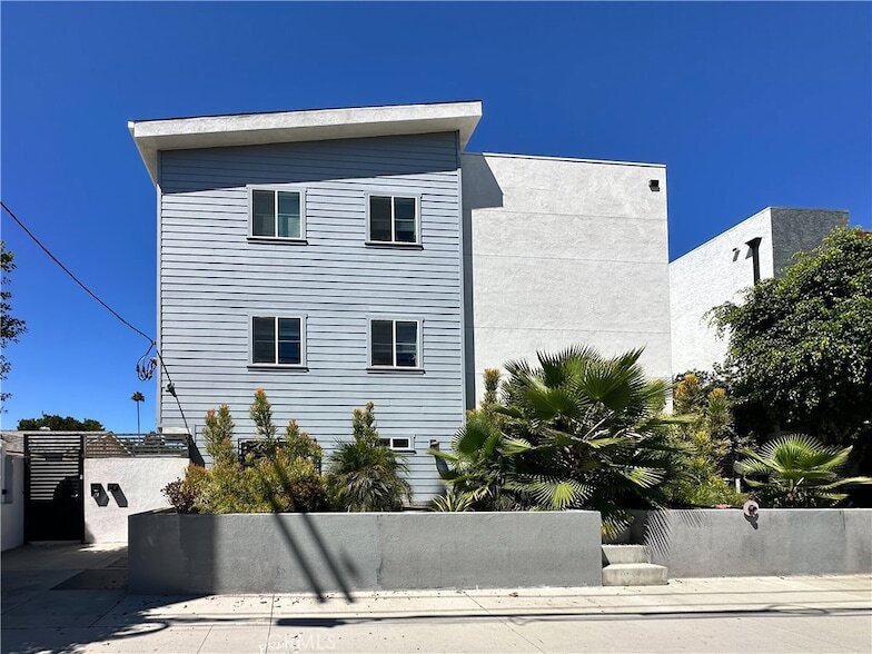 14019 Vanowen St in Los Angeles, CA - Building Photo