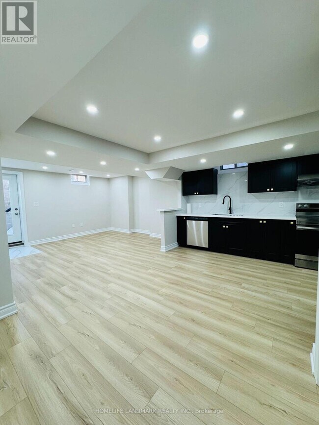 18 Yvette St in Whitby, ON - Building Photo - Building Photo