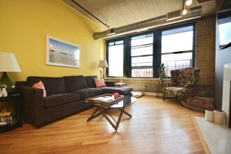 411 W Ontario St, Unit 525 in Chicago, IL - Building Photo - Building Photo