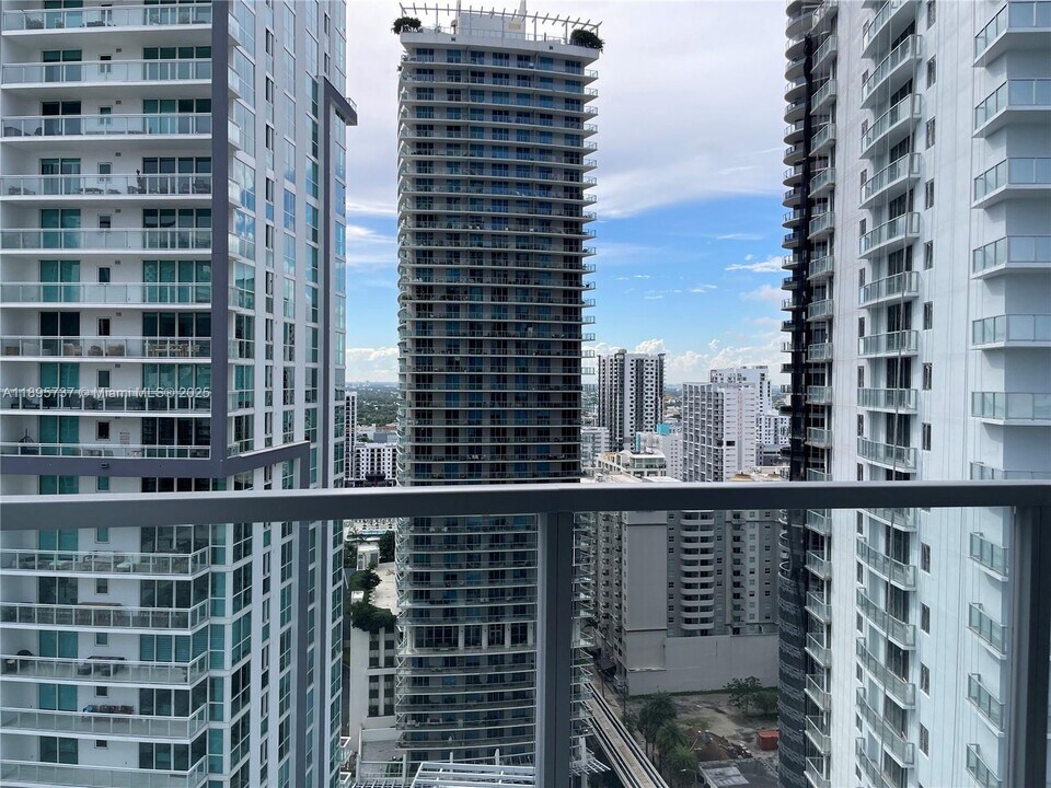 1060 Brickell Ave, Unit 2413 in Miami, FL - Foto de edificio