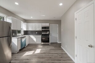 121 Hillview Ave in Waterbury, CT - Building Photo