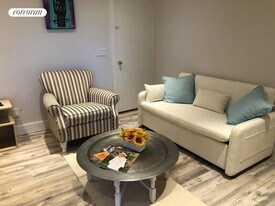 94 Main St in Westhampton Beach, NY - Building Photo