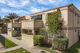 Las Brisas Apartments in Fontana, CA - Building Photo - Building Photo