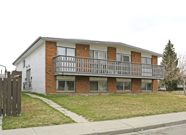 2 Huntley Close NE in Calgary, AB - Building Photo - Primary Photo