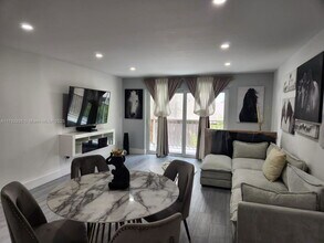 17000 NW 67th Ave in Hialeah, FL - Building Photo - Building Photo