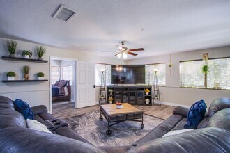 2342 Viewcrest Rd in Henderson, NV - Building Photo - Building Photo