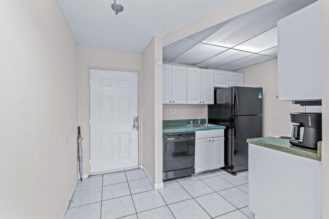 2000 N Congress Ave in West Palm Beach, FL - Building Photo