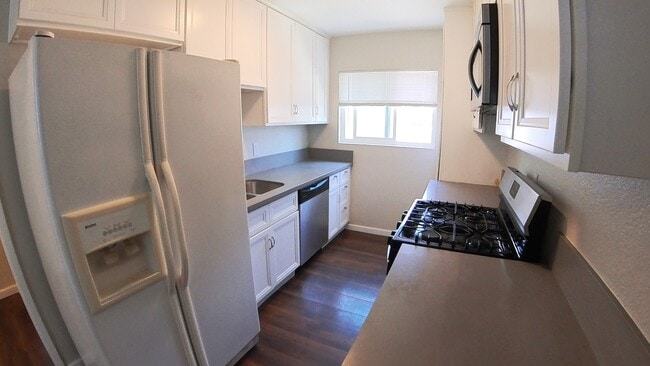 24242 Pine St, Unit B in Santa Clarita, CA - Building Photo - Building Photo