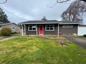 130 SE Salmon St in Waldport, OR - Building Photo