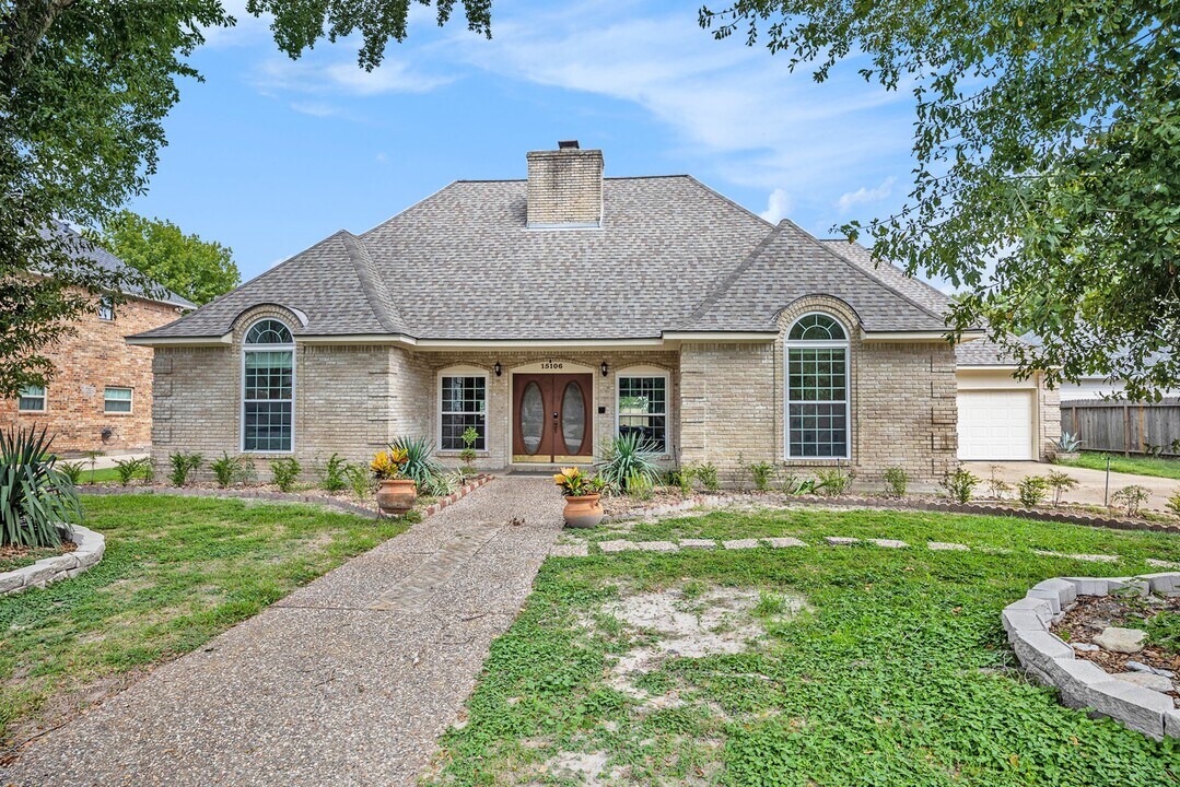 15106 Dawnbrook Dr in Houston, TX - Building Photo