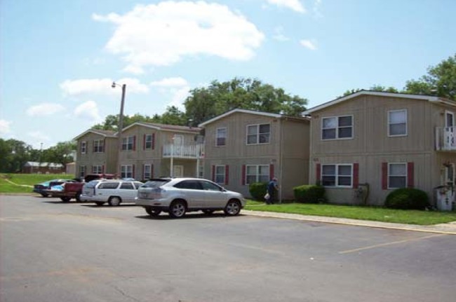 Castlewood Apartments in Pekin, IL - Building Photo - Building Photo