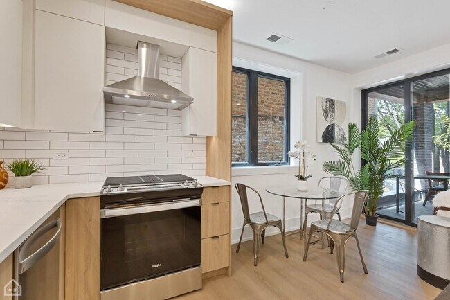 1613 W Belmont Ave in Chicago, IL - Building Photo - Building Photo
