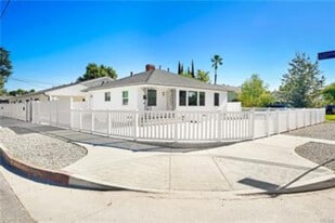 7454 Gaviota Ave in Van Nuys, CA - Building Photo