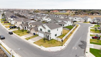 1201 Chital Dr in Laredo, TX - Foto de edificio - Building Photo