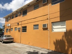 Northeast Point Properties in Hialeah, FL - Foto de edificio - Building Photo