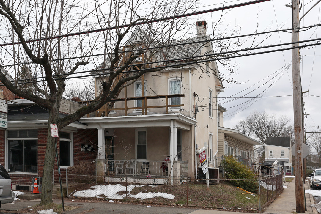 774 N Charlotte St in Pottstown, PA - Building Photo