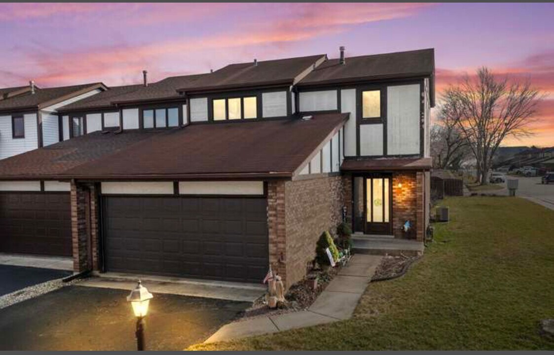 7881 Sheffield Dr in Palos Hills, IL - Building Photo
